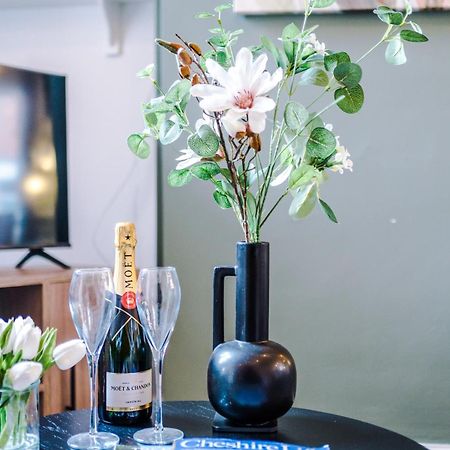New! Stunning 2-Bed City-Centre Home In Chester By 53 Degrees Property - Ideal For Couples & Groups - Sleeps 6! المظهر الخارجي الصورة