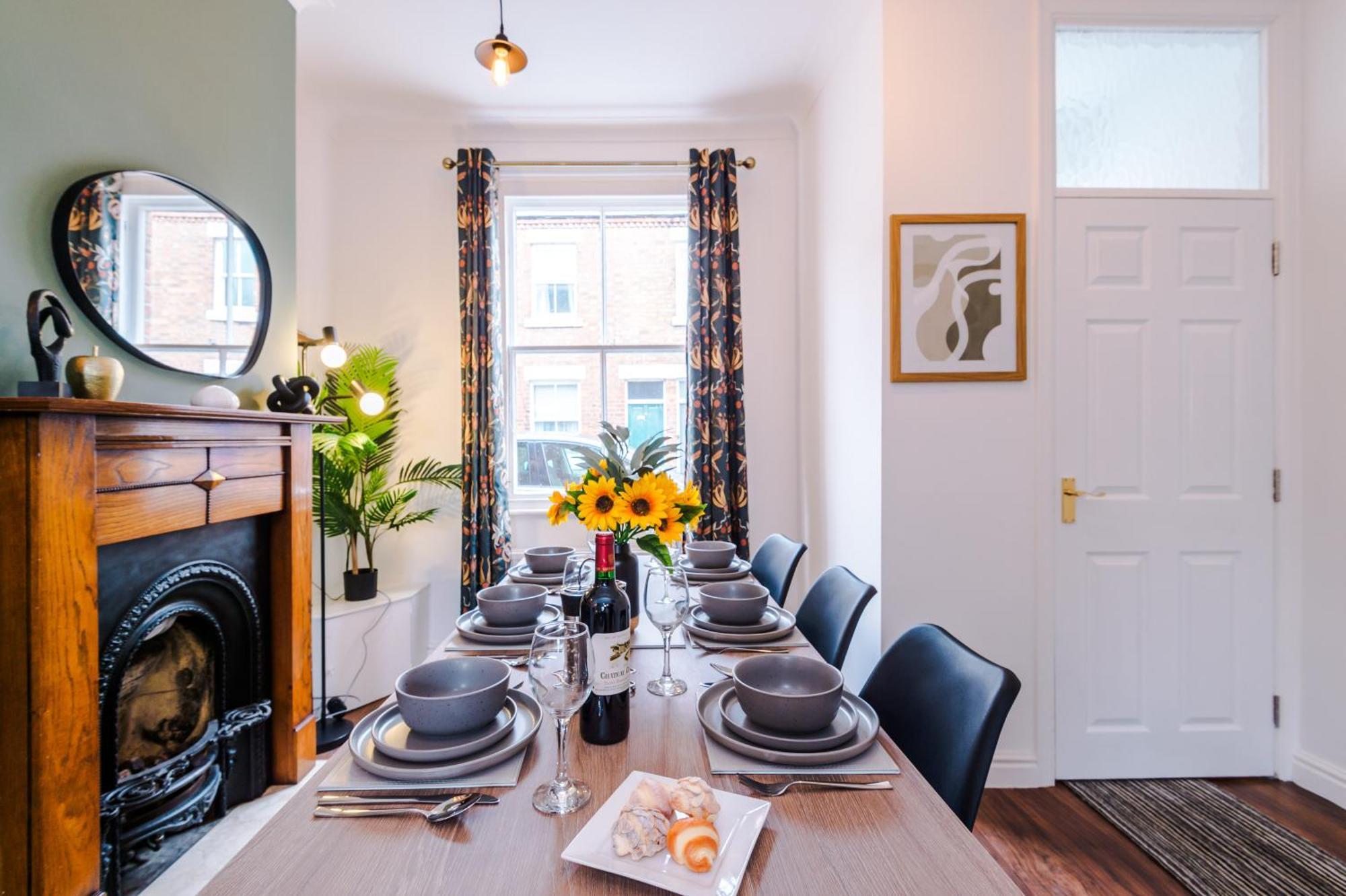 New! Stunning 2-Bed City-Centre Home In Chester By 53 Degrees Property - Ideal For Couples & Groups - Sleeps 6! المظهر الخارجي الصورة